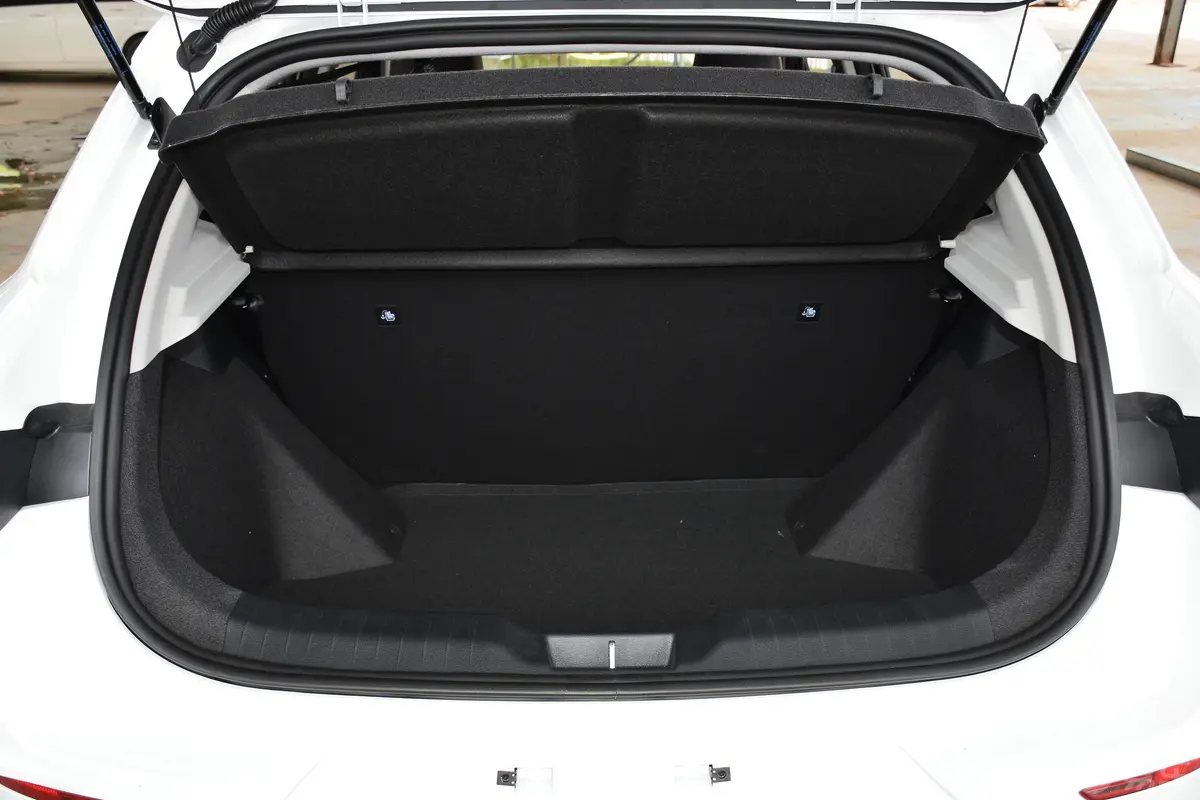 比亚迪e2升级版 标准续航版 舒适型后备厢空间特写
