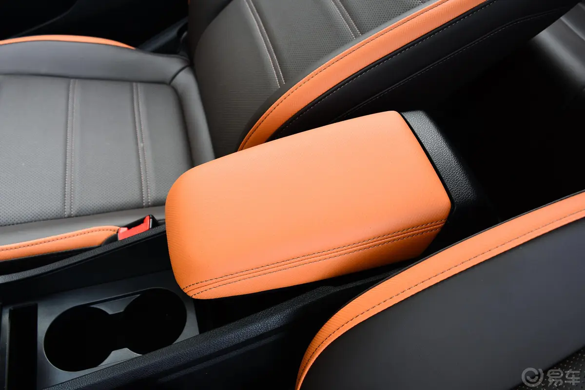 比亚迪e2升级版 标准续航版 舒适型前排中央扶手