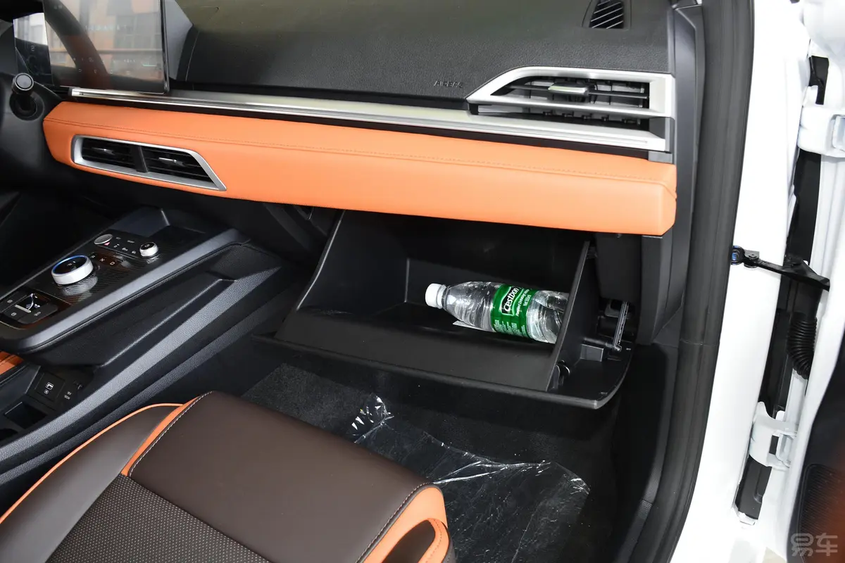 比亚迪e2升级版 标准续航版 舒适型手套箱空间水瓶横置