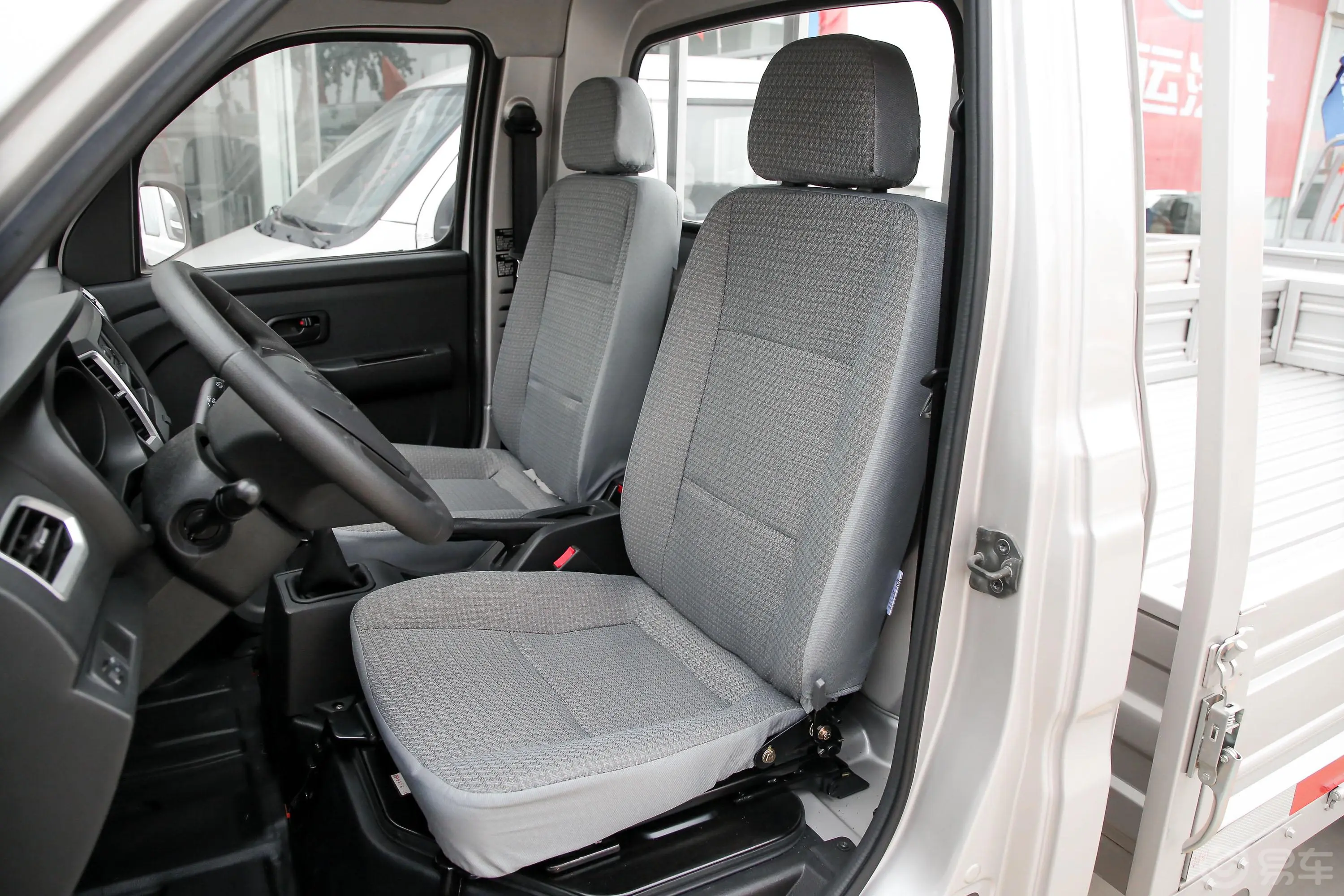 新豹T5载货汽车N1 1.5L 单排单后轮 标准版(5.3米长)SC1031NGD6A2 汽油 国Ⅵ驾驶员座椅