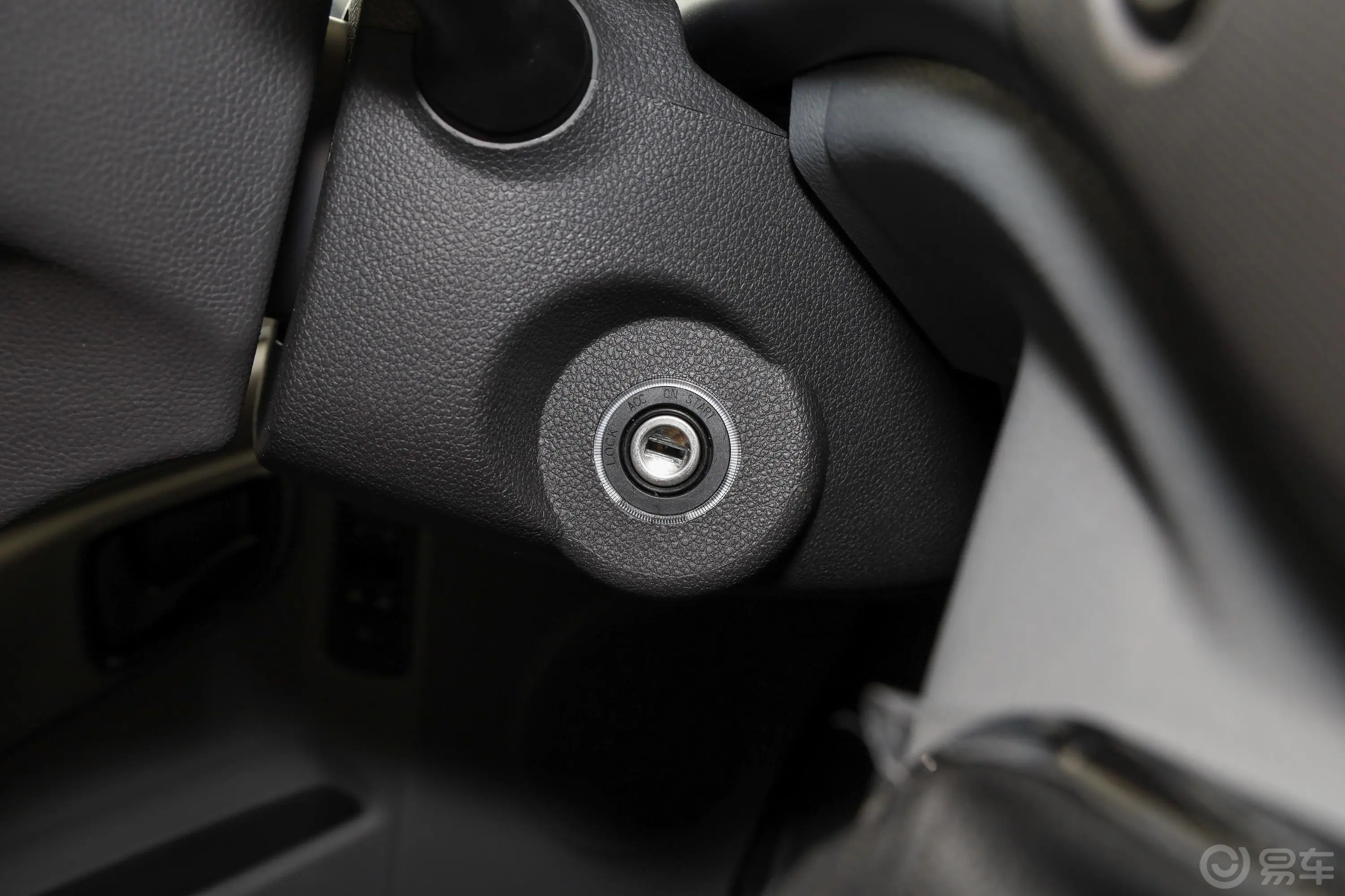 图雅诺2.5T 手动 加长轴中顶 多功能版(4J系列) 5-7座 柴油 国V钥匙孔或一键启动按键