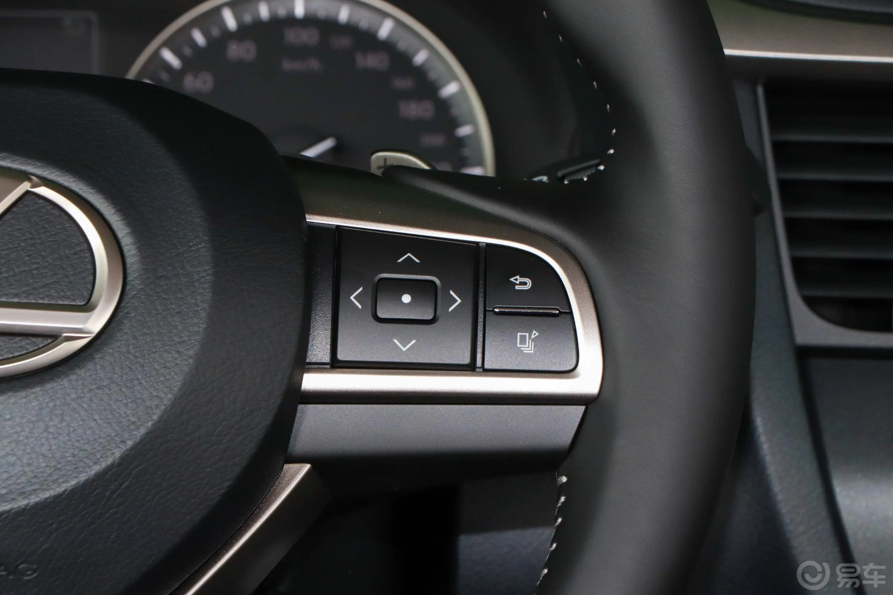 雷克萨斯RX改款 300 精英版右侧方向盘功能按键