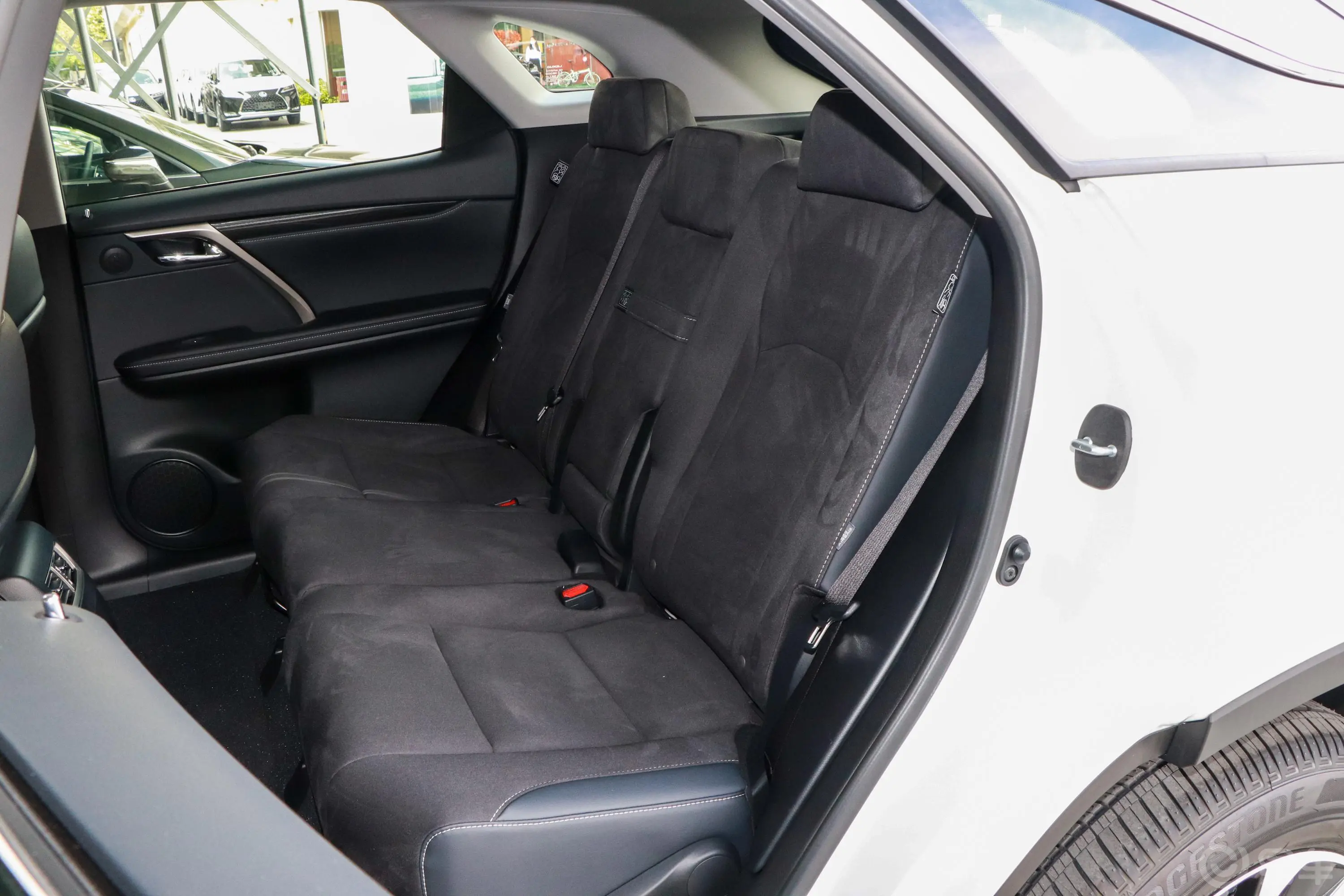 雷克萨斯RX改款 300 精英版后排座椅
