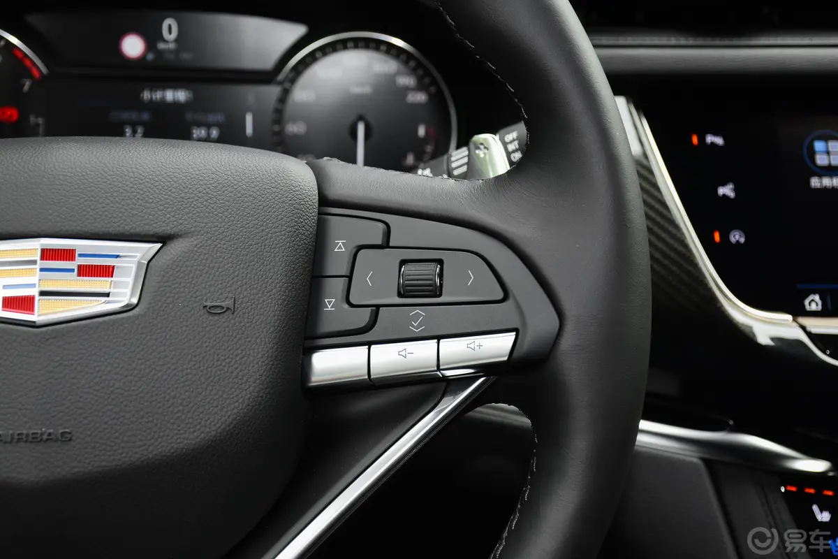 凯迪拉克XT6改款 28T 四驱 豪华运动型 6座右侧方向盘功能按键