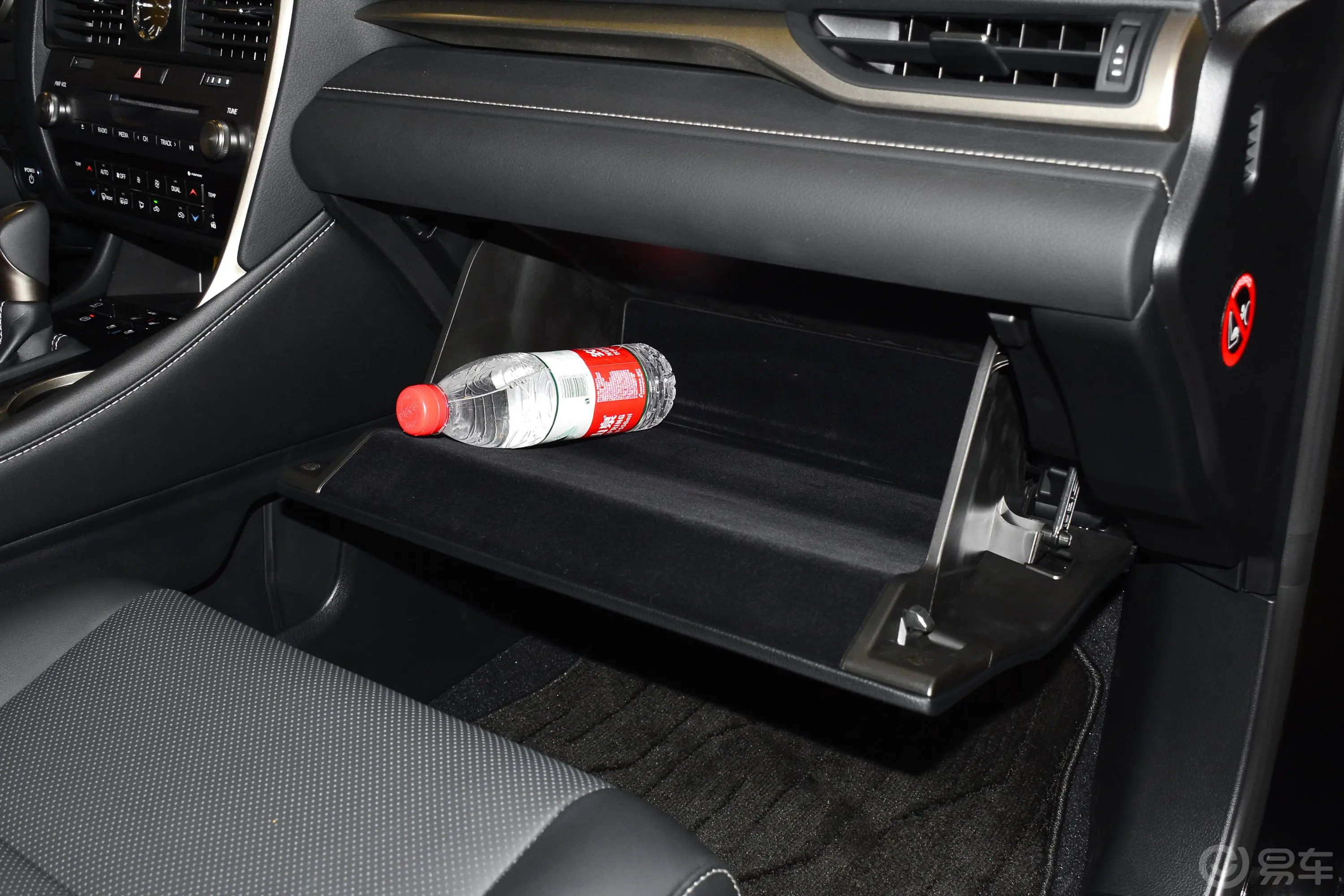 雷克萨斯RX改款 450h 典雅版手套箱空间水瓶横置
