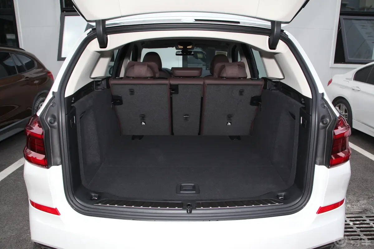宝马X3xDrive 25i M运动套装后备厢空间特写