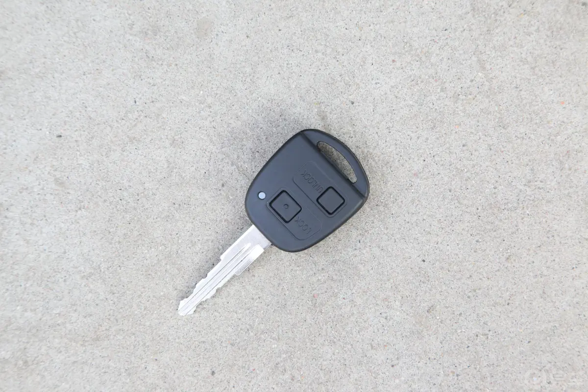 萨普长轴 1.5L 手动 两驱 舒适型 汽油钥匙正面