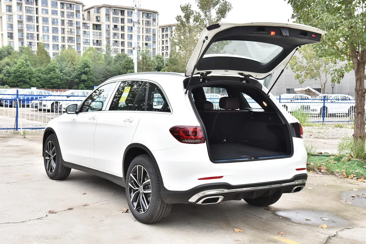 奔驰GLCGLC 260 L 4MATIC 豪华型后备厢开启45度侧拍