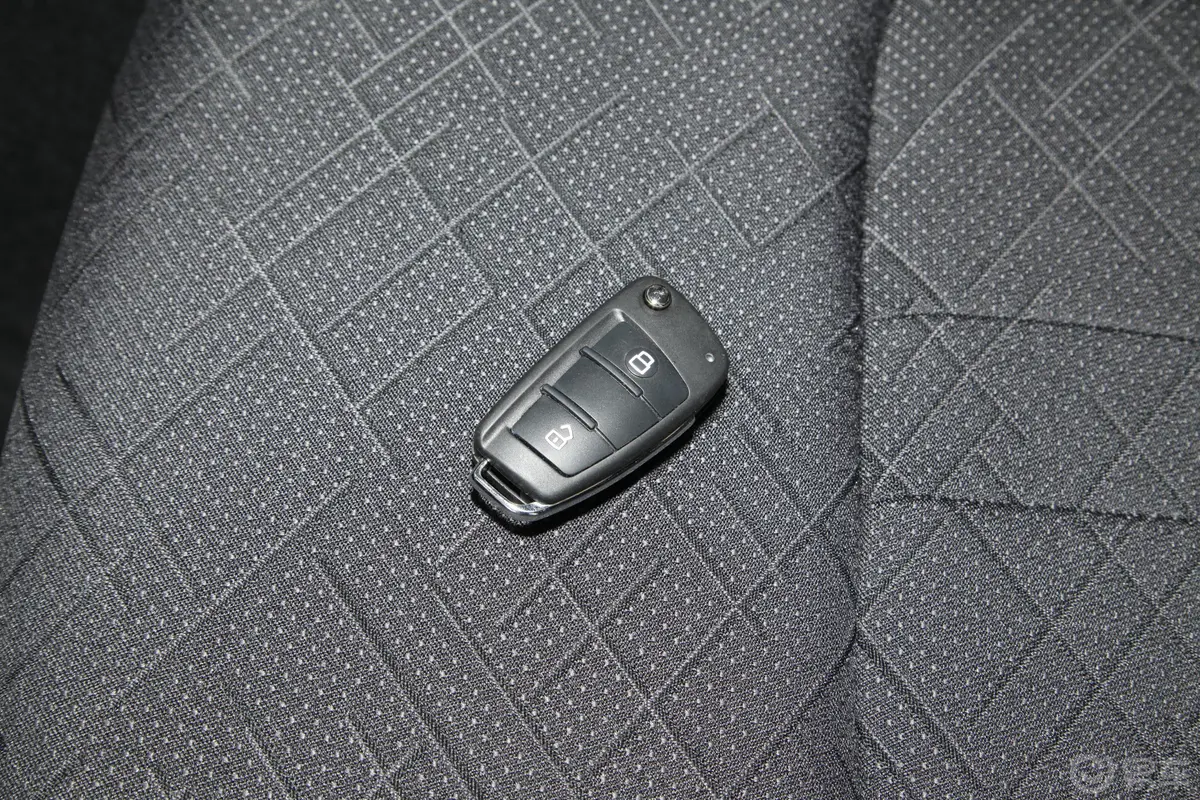 瑞迈2.4T 手动 两驱 长轴舒适版 汽油钥匙正面