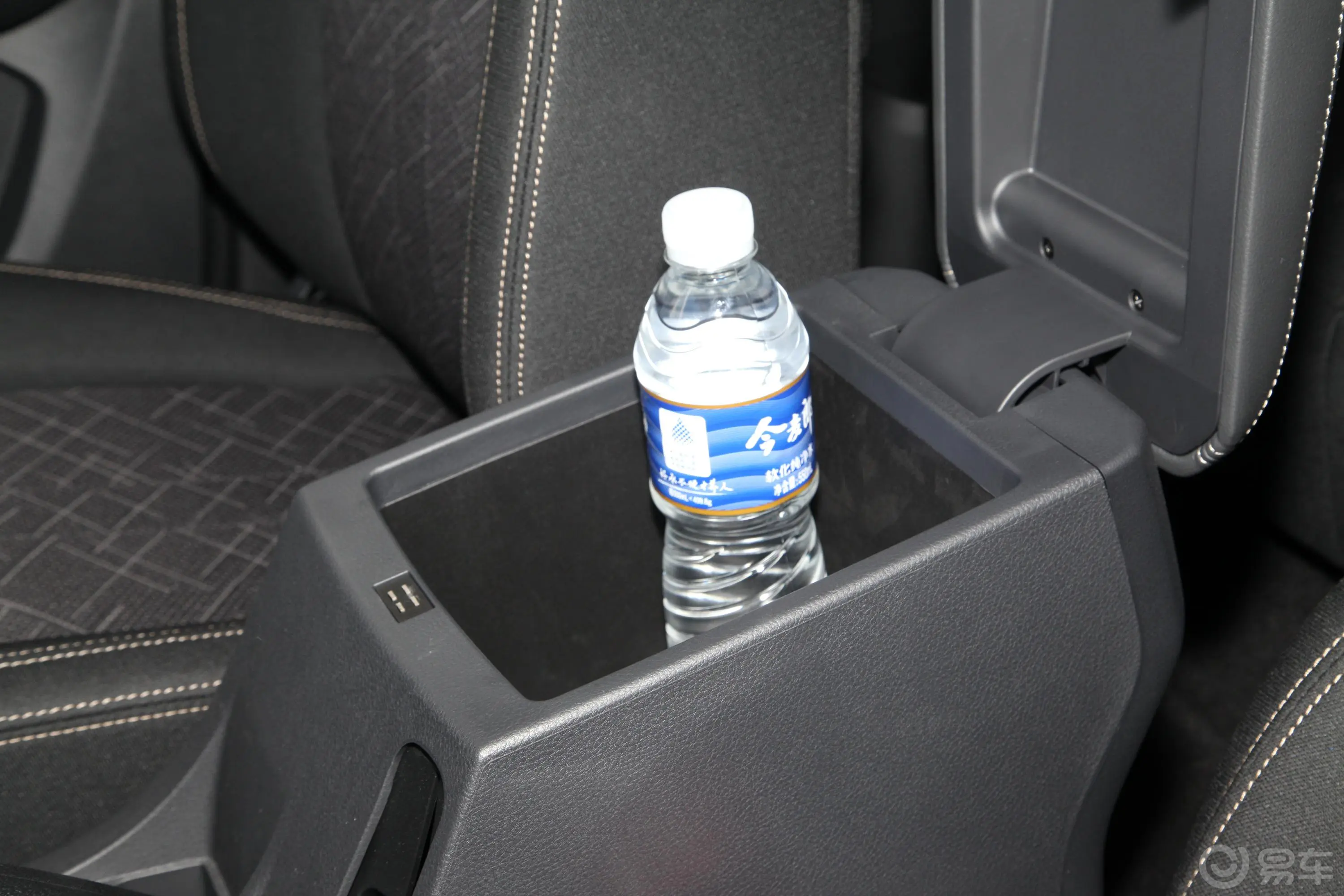瑞迈2.4T 手动 两驱 长轴舒适版 汽油前排扶手箱储物格
