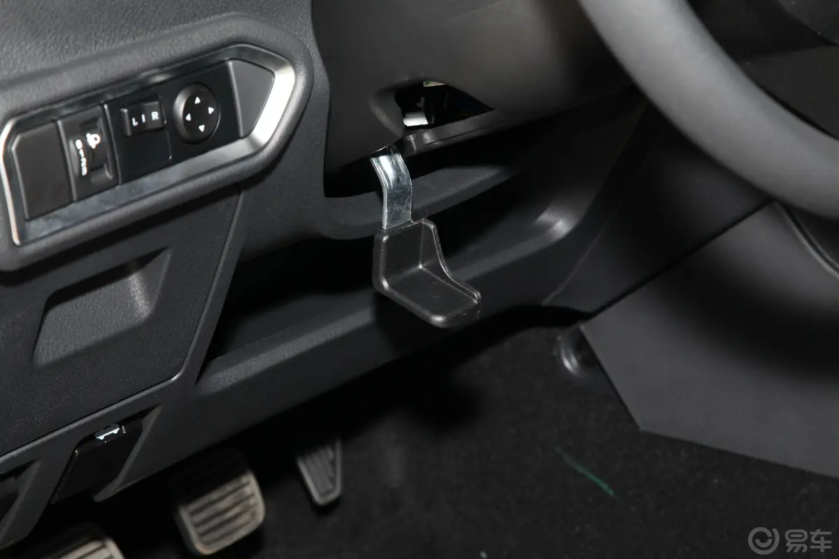 瑞迈2.4T 手动 两驱 长轴舒适版 汽油方向盘调节