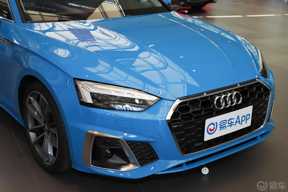 奥迪A5Sportback 45TFSI quattro 臻选动感型前格栅侧俯拍