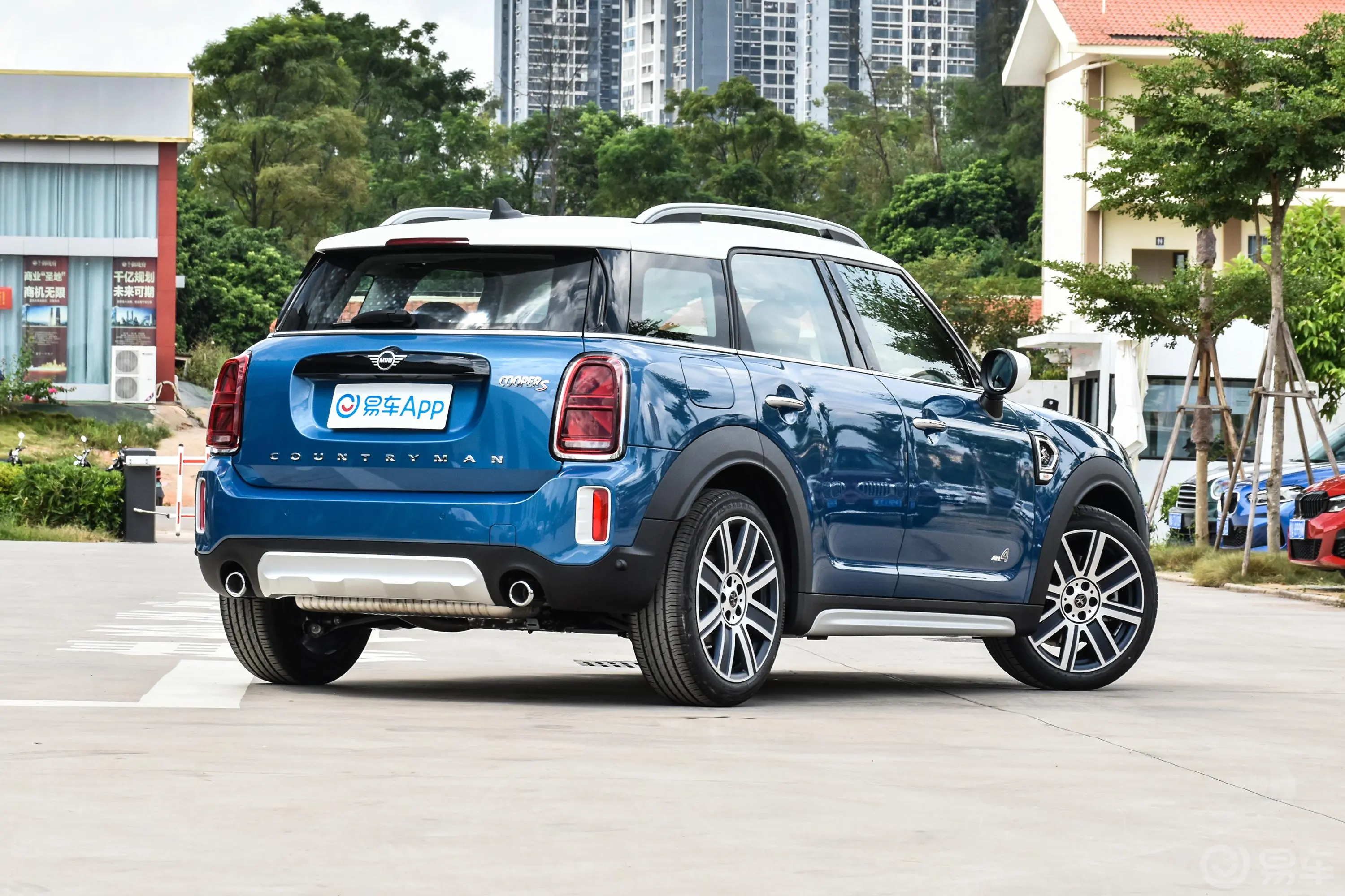 MINI COUNTRYMAN2.0T COOPER S ALL4侧后45度车头向右水平