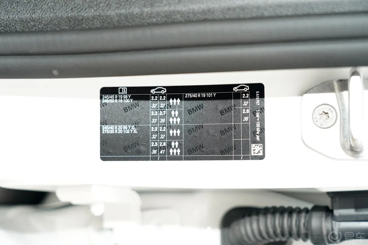 宝马6系GT630i M运动套装胎压信息铭牌