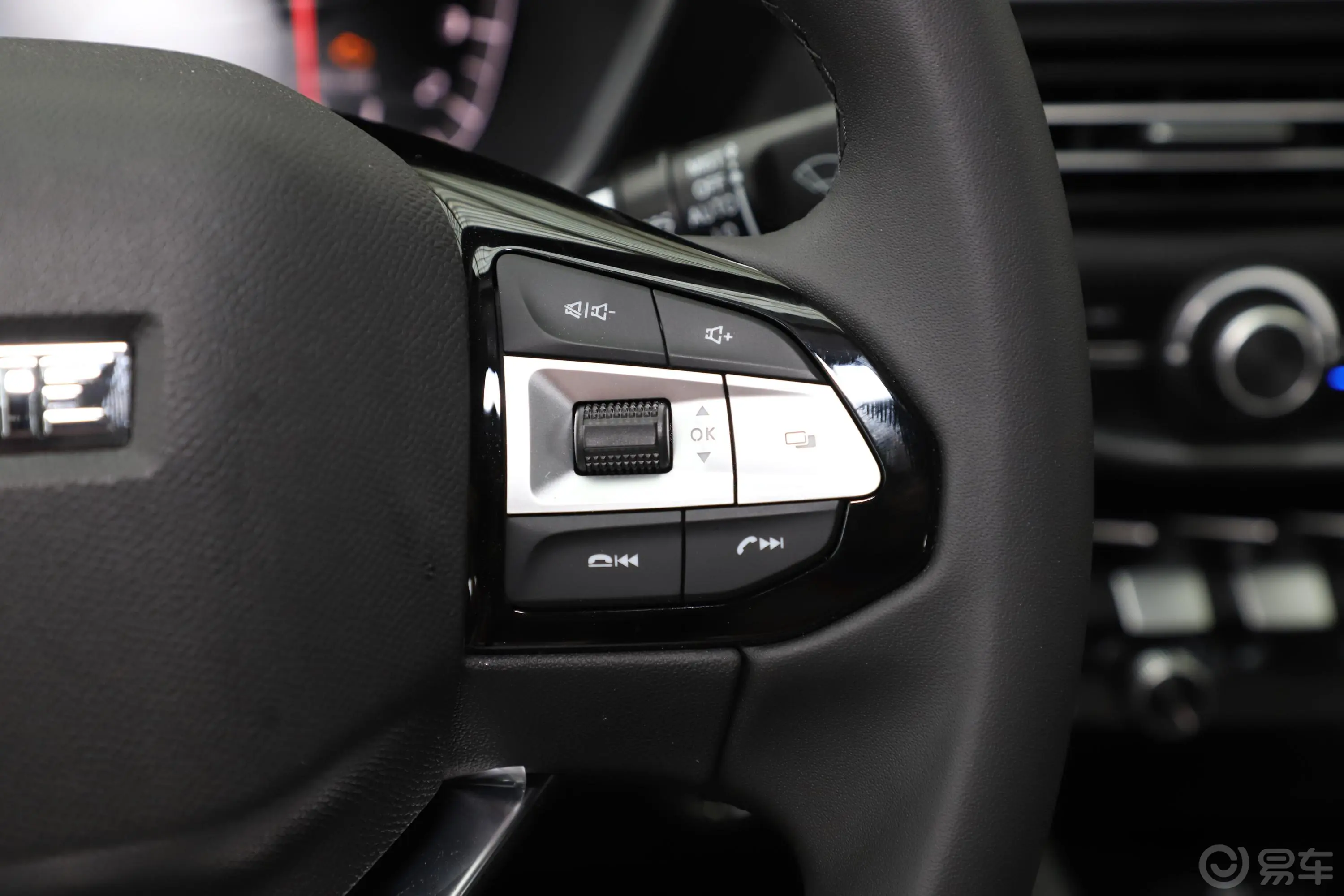凯程F702.4T 手自一体 四驱 行政版 汽油右侧方向盘功能按键