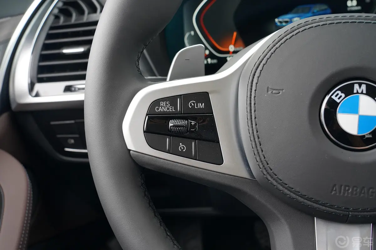 宝马X3xDrive 28i M运动套装左侧方向盘功能按键