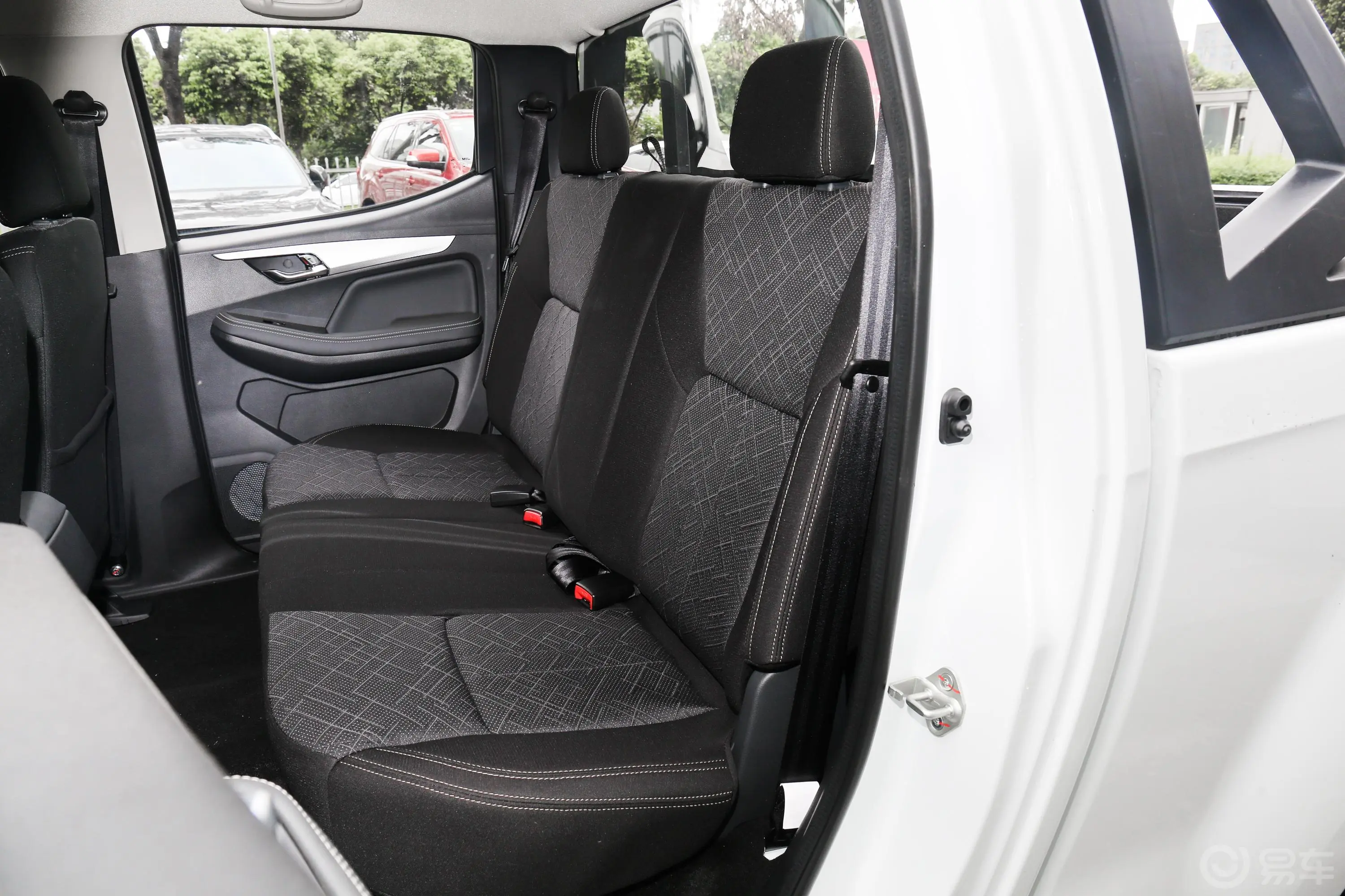 瑞迈2.4T 手动 四驱 加长舒适版 汽油后排座椅
