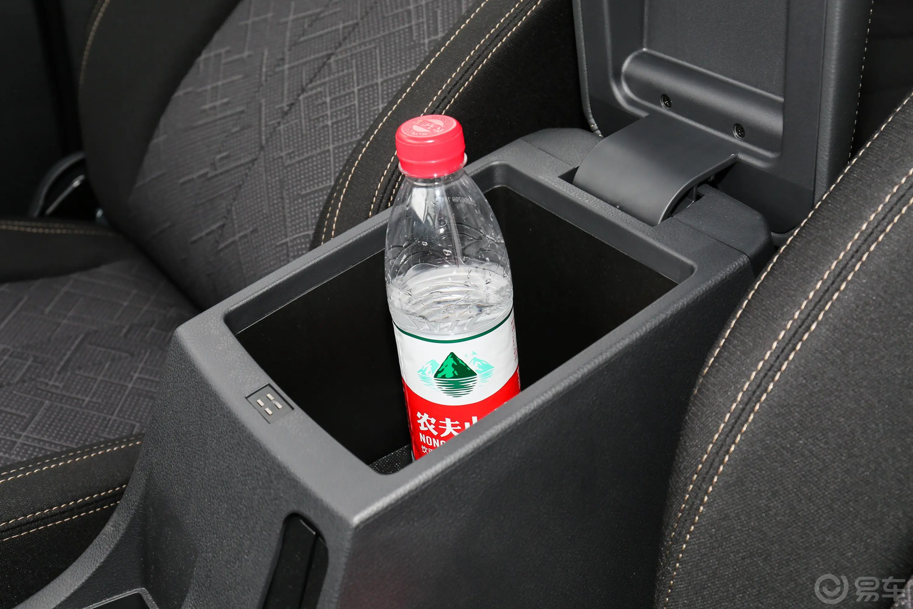 瑞迈2.4T 手动 四驱 加长舒适版 汽油前排扶手箱储物格