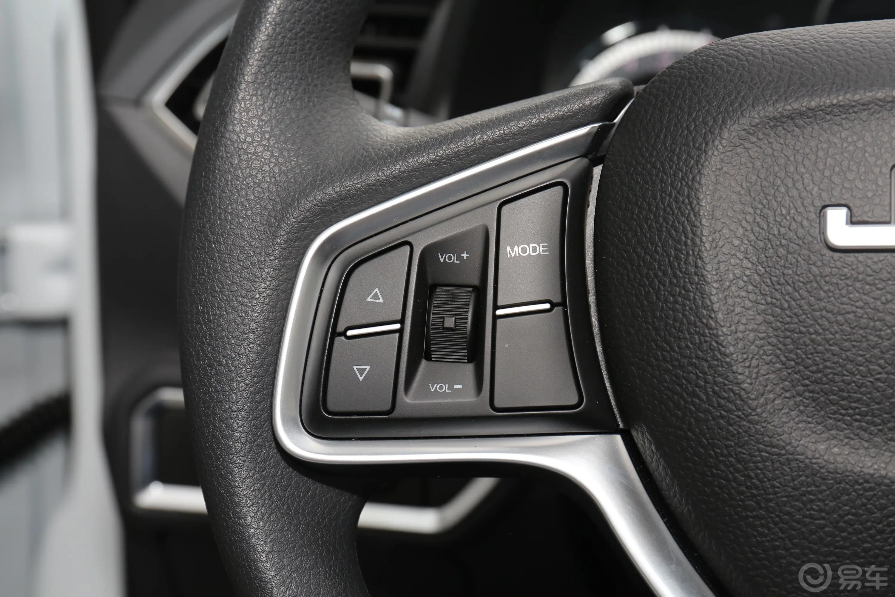 瑞迈2.4T 手动 四驱 加长舒适版 汽油左侧方向盘功能按键