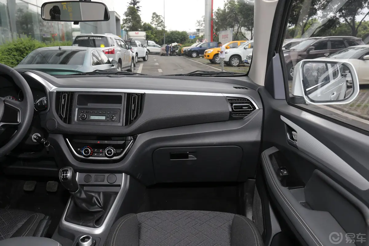 瑞迈2.4T 手动 四驱 加长舒适版 汽油副驾驶位区域