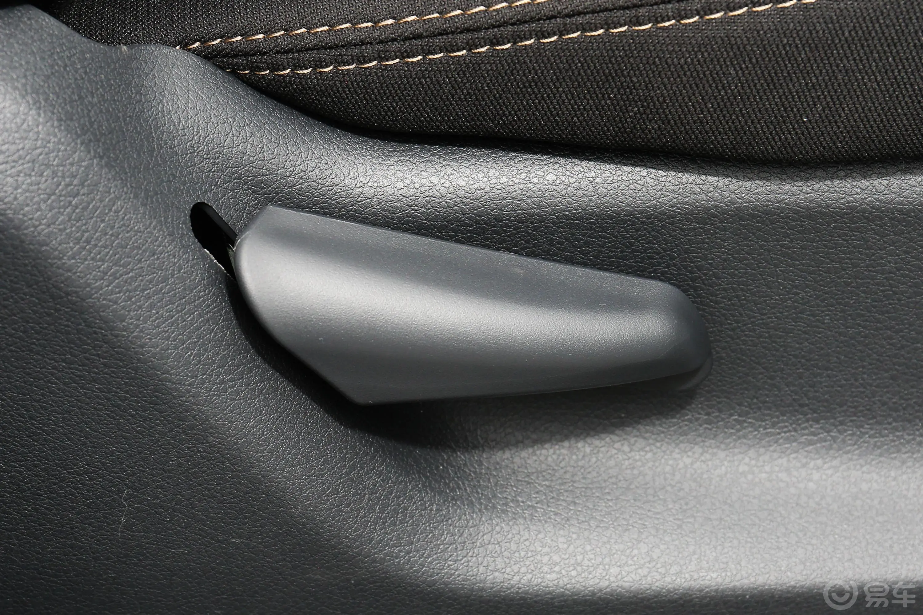瑞迈2.4T 手动 四驱 加长舒适版 汽油内饰