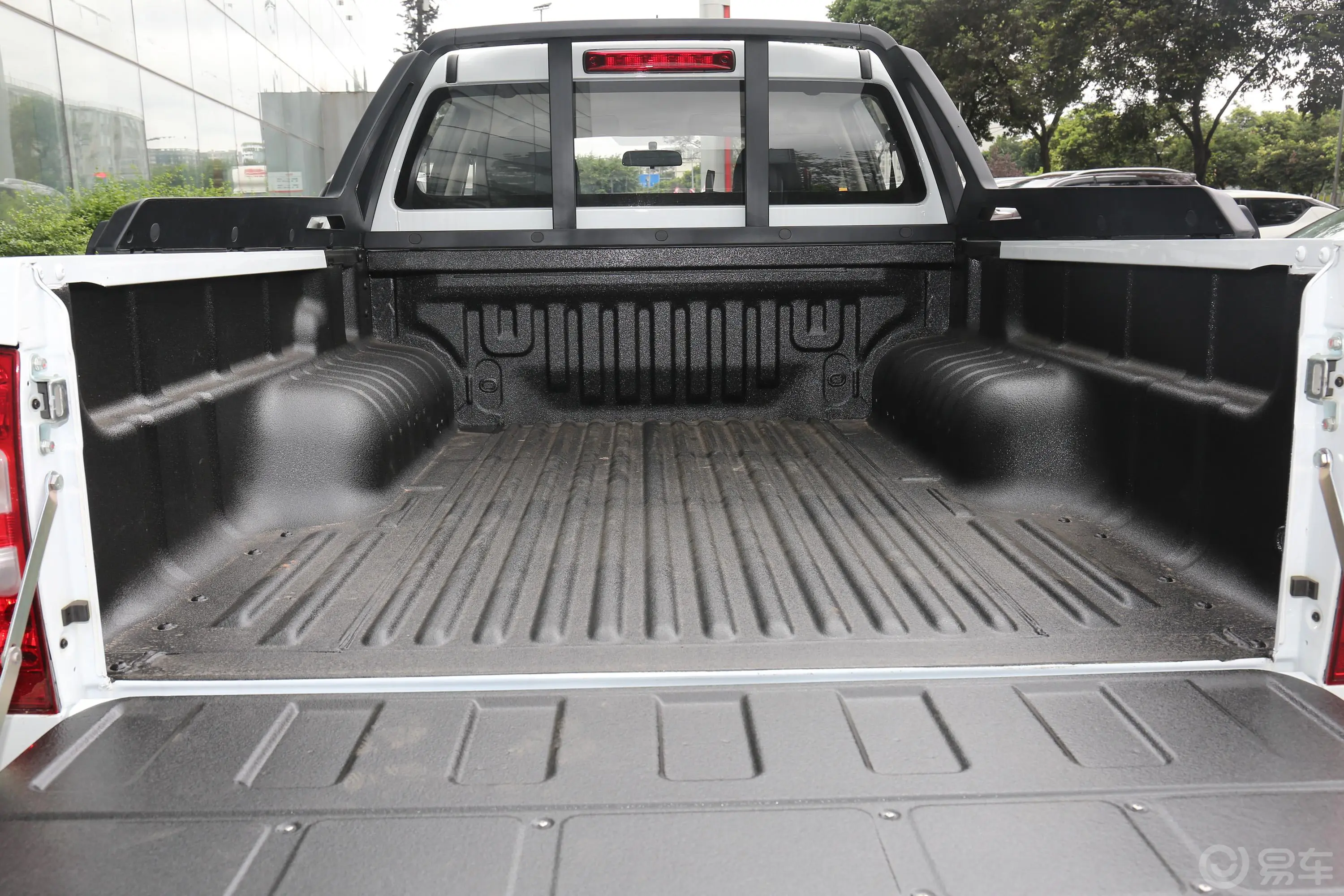 瑞迈2.4T 手动 四驱 加长舒适版 汽油后备厢空间特写