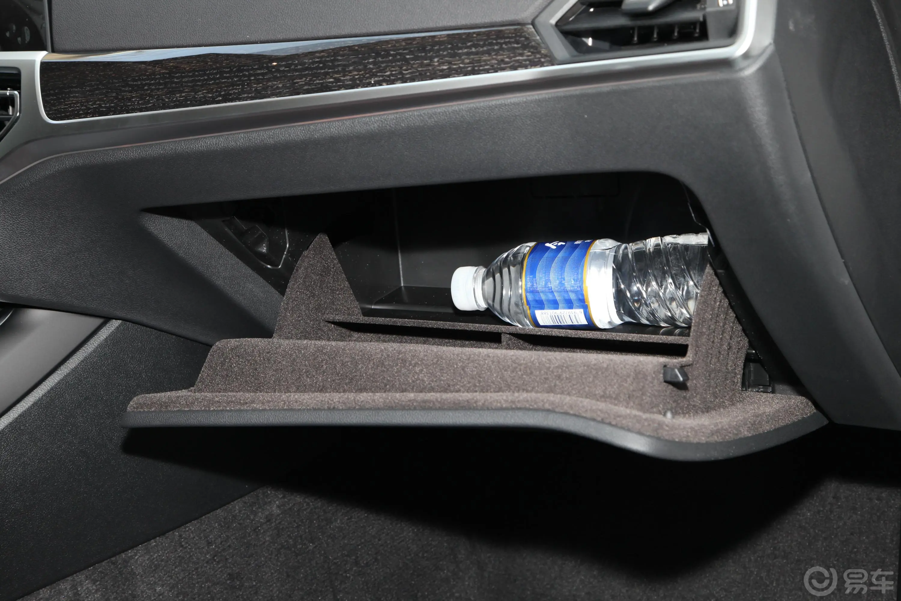 宝马3系325Li xDrive M运动套装手套箱空间水瓶横置