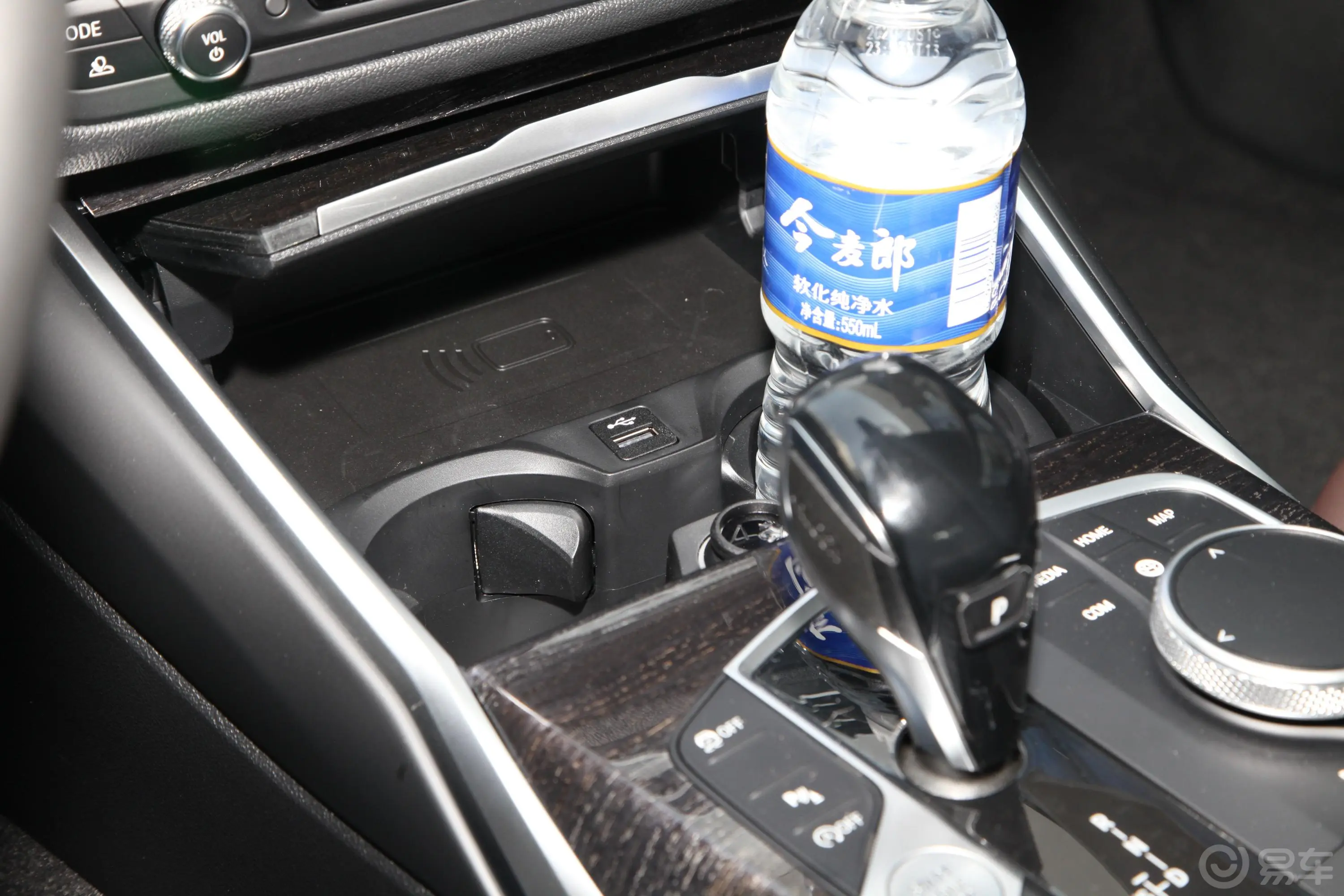 宝马3系325Li xDrive M运动套装前排杯架