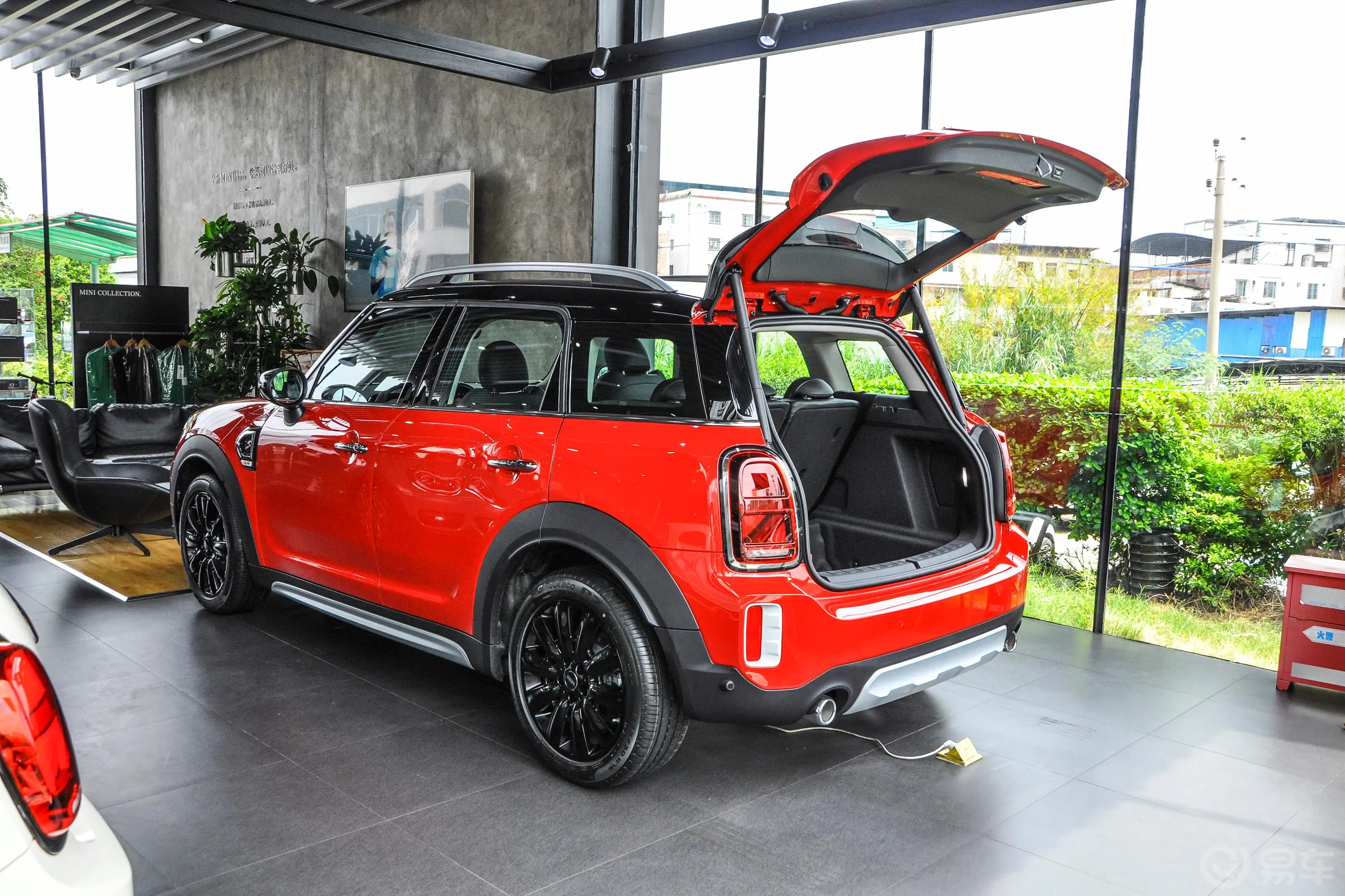 MINI COUNTRYMAN2.0T COOPER S后备厢开启45度侧拍