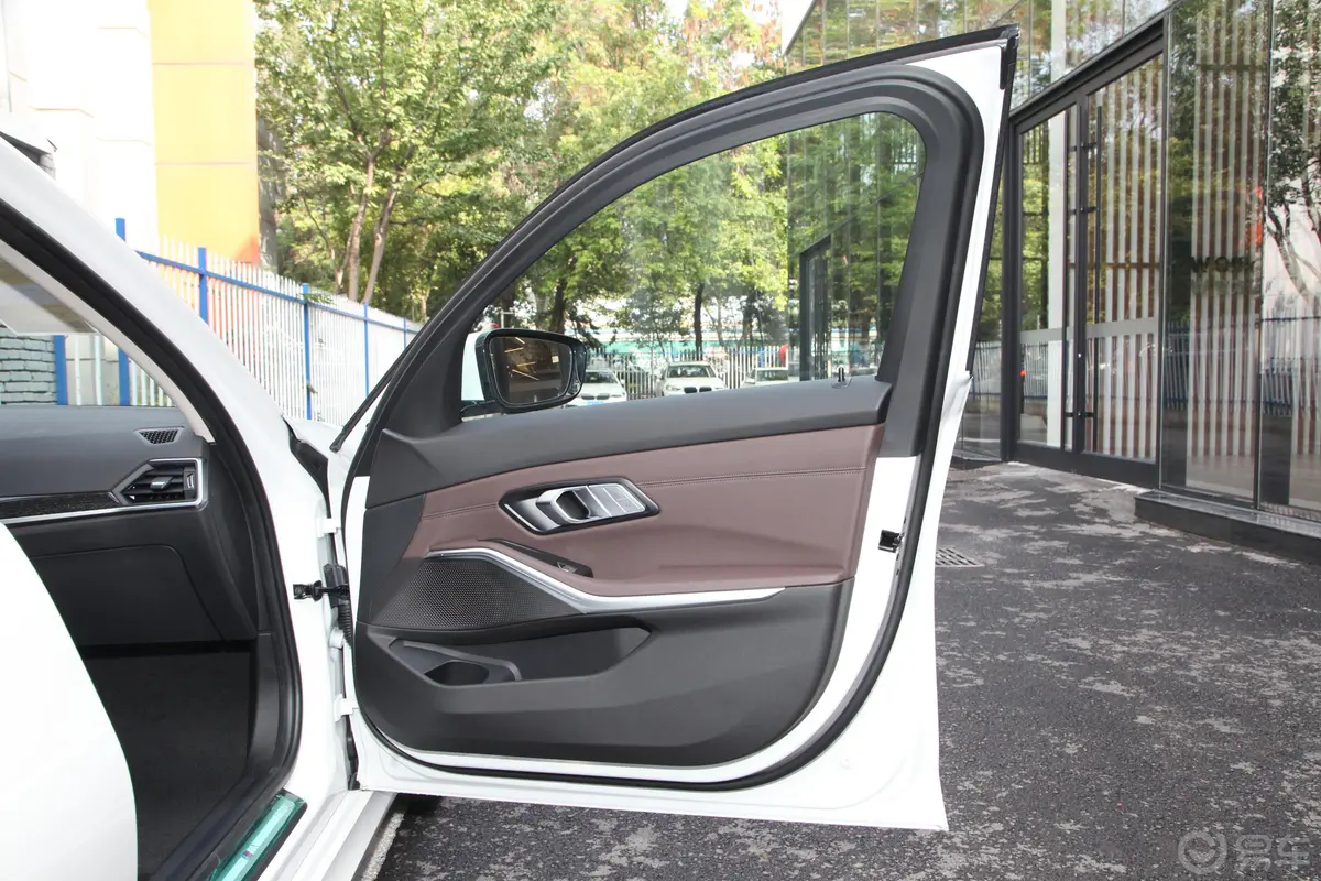 宝马3系325Li xDrive M运动套装副驾驶员车门