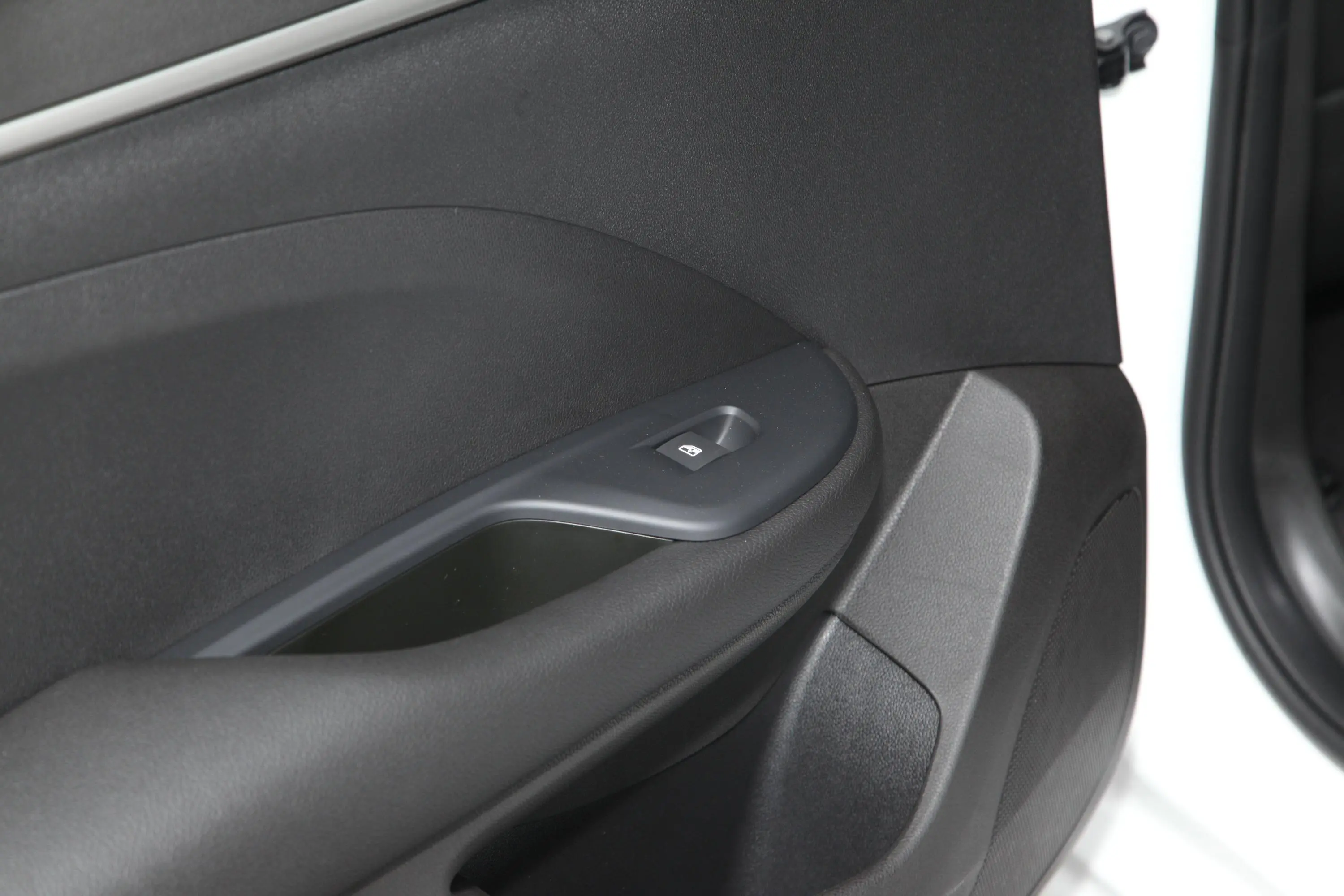 英朗改款 典范 1.5L 自动精英型后车窗调节