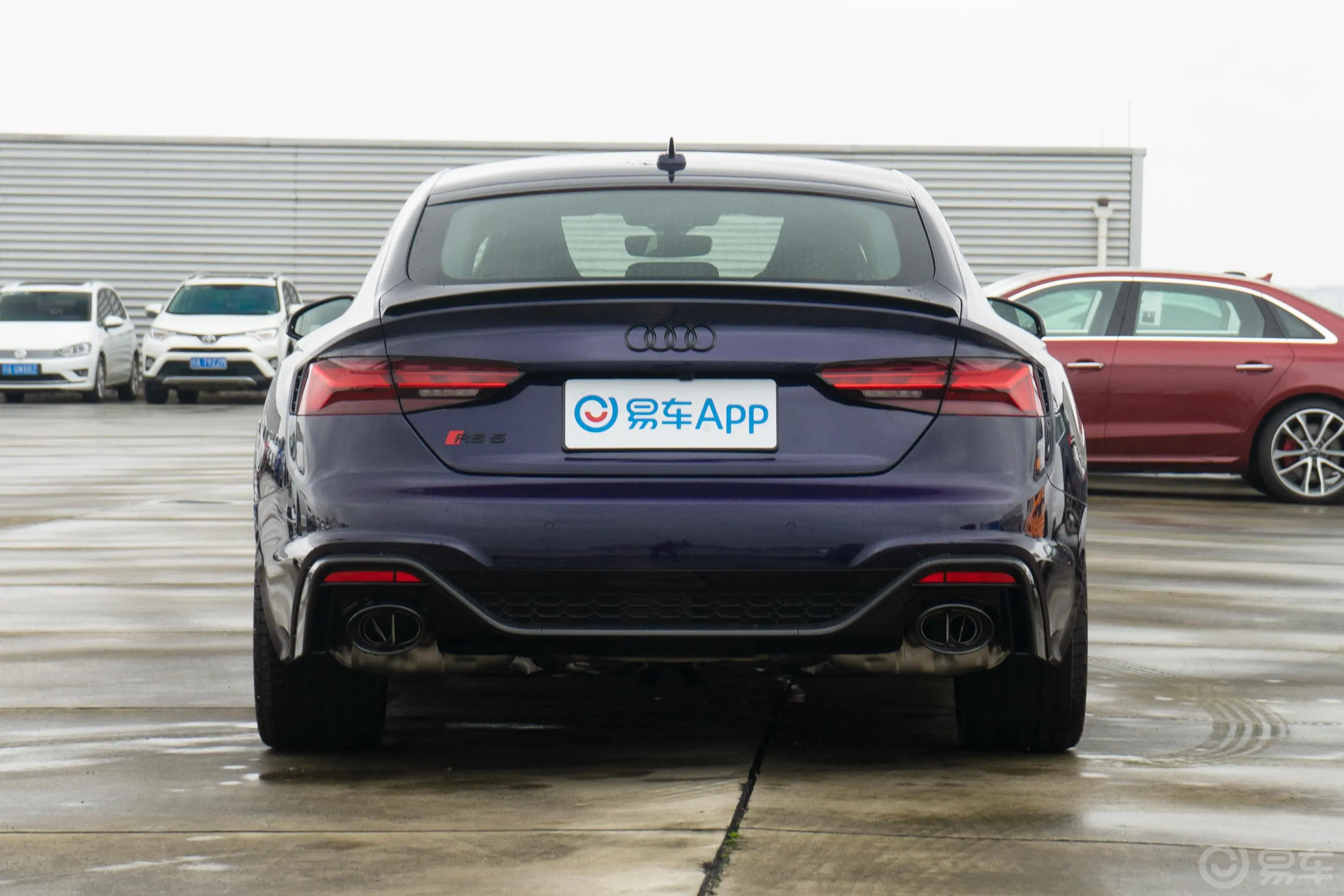 奥迪RS 52.9T Sportback 暗金版正后水平