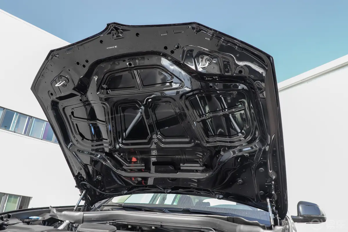 宝马X3xDrive 28i 豪华套装发动机舱盖内侧