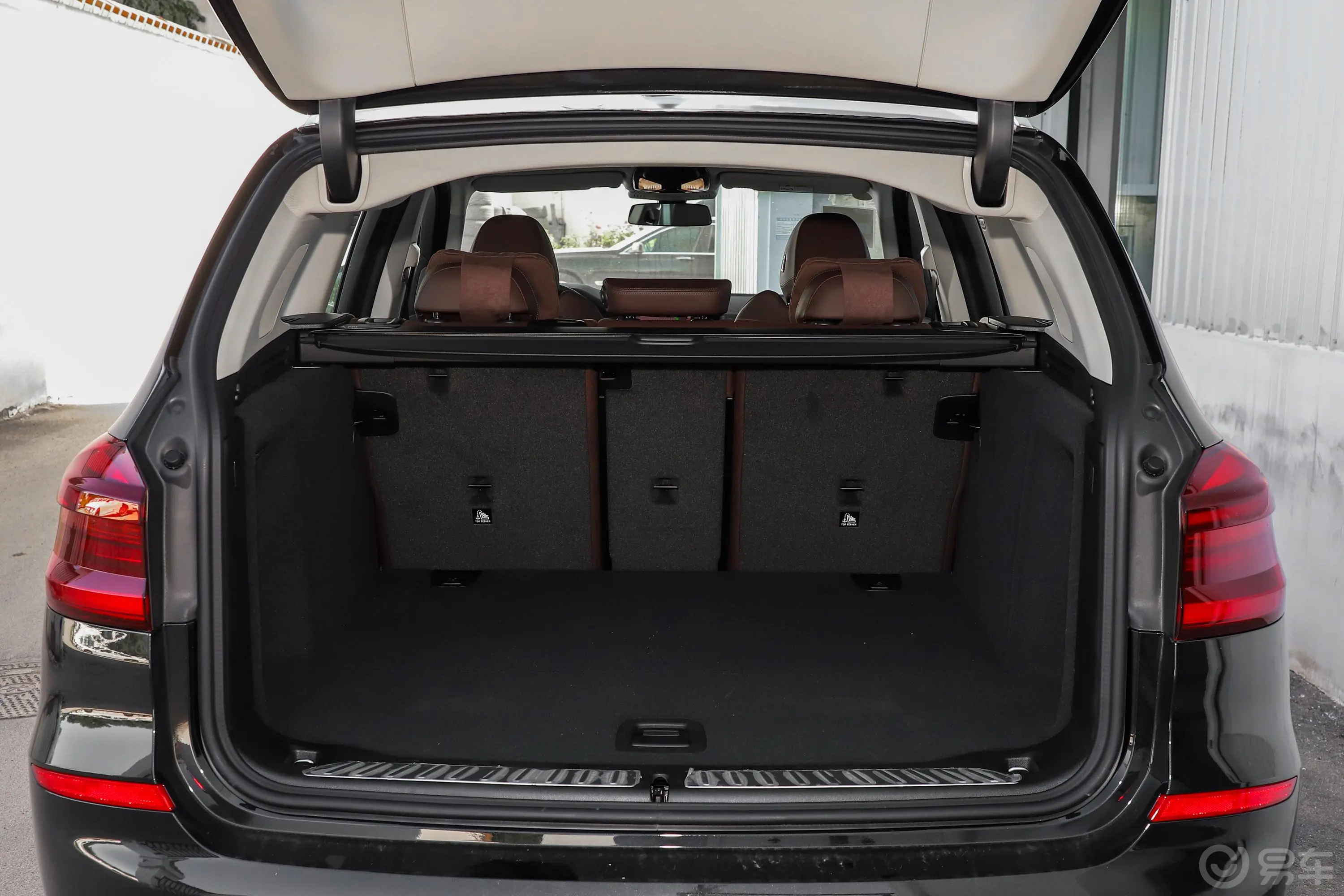 宝马X3xDrive 28i 豪华套装后备厢空间特写