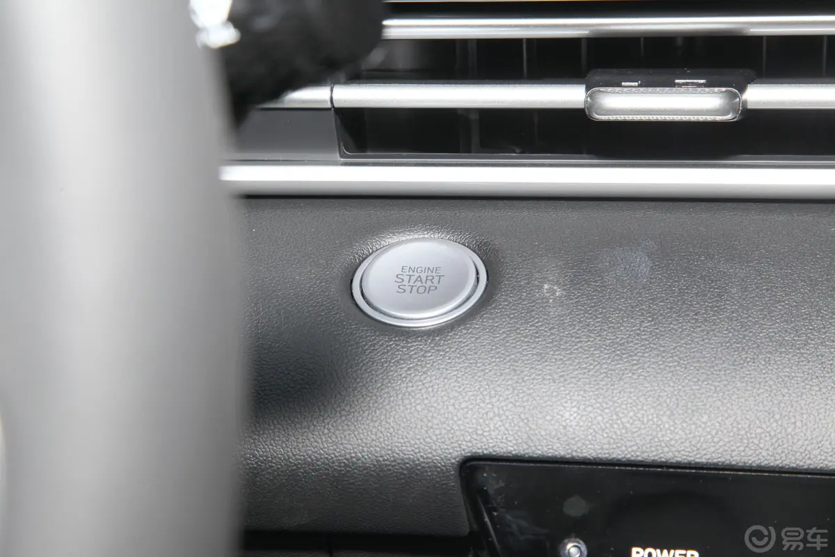 伊兰特1.5L CVT尊贵版钥匙孔或一键启动按键