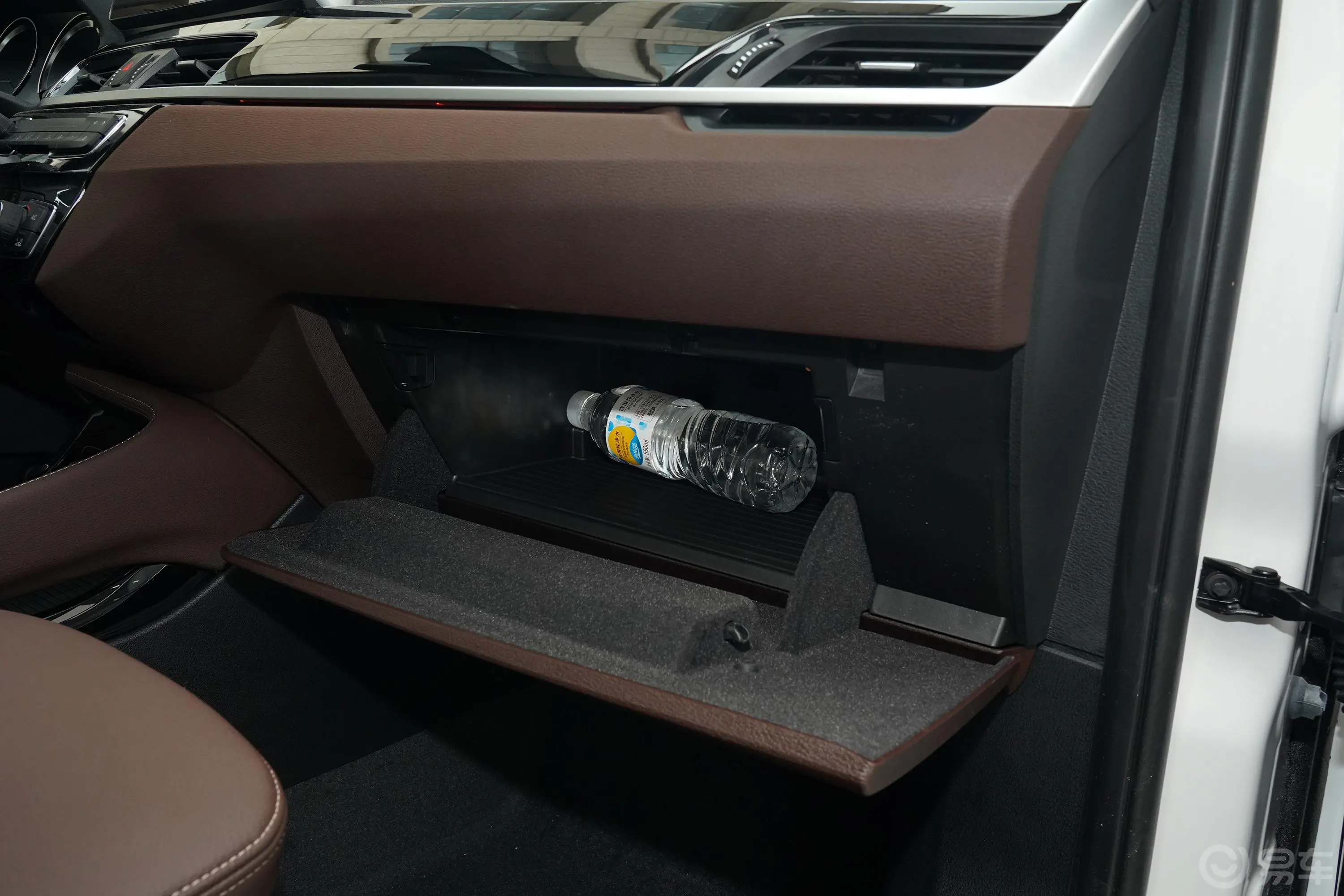 宝马X1sDrive20Li 尊享型手套箱空间水瓶横置