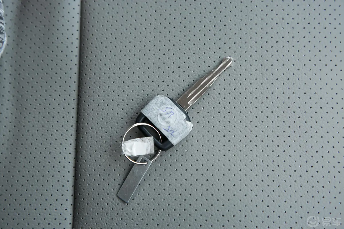 祥菱MM2 1.6L 手动 单排后双胎 9.8方 厢式车钥匙正面