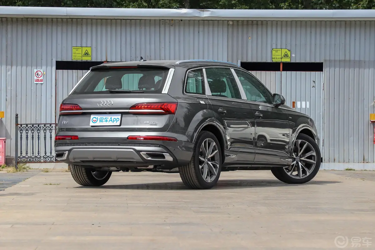 奥迪Q755 TFSI quattro S line 运动型外观