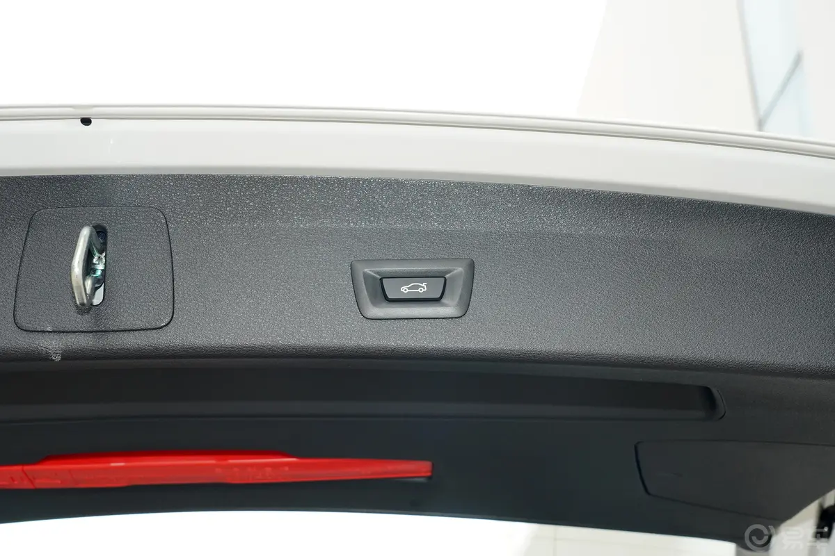 宝马X1sDrive20Li 尊享型电动尾门按键（手动扶手）