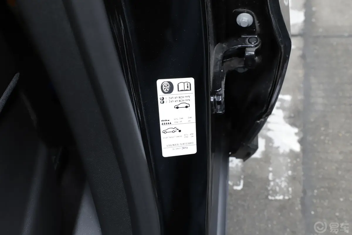 凯迪拉克XT428T 四驱 铂金运动版胎压信息铭牌