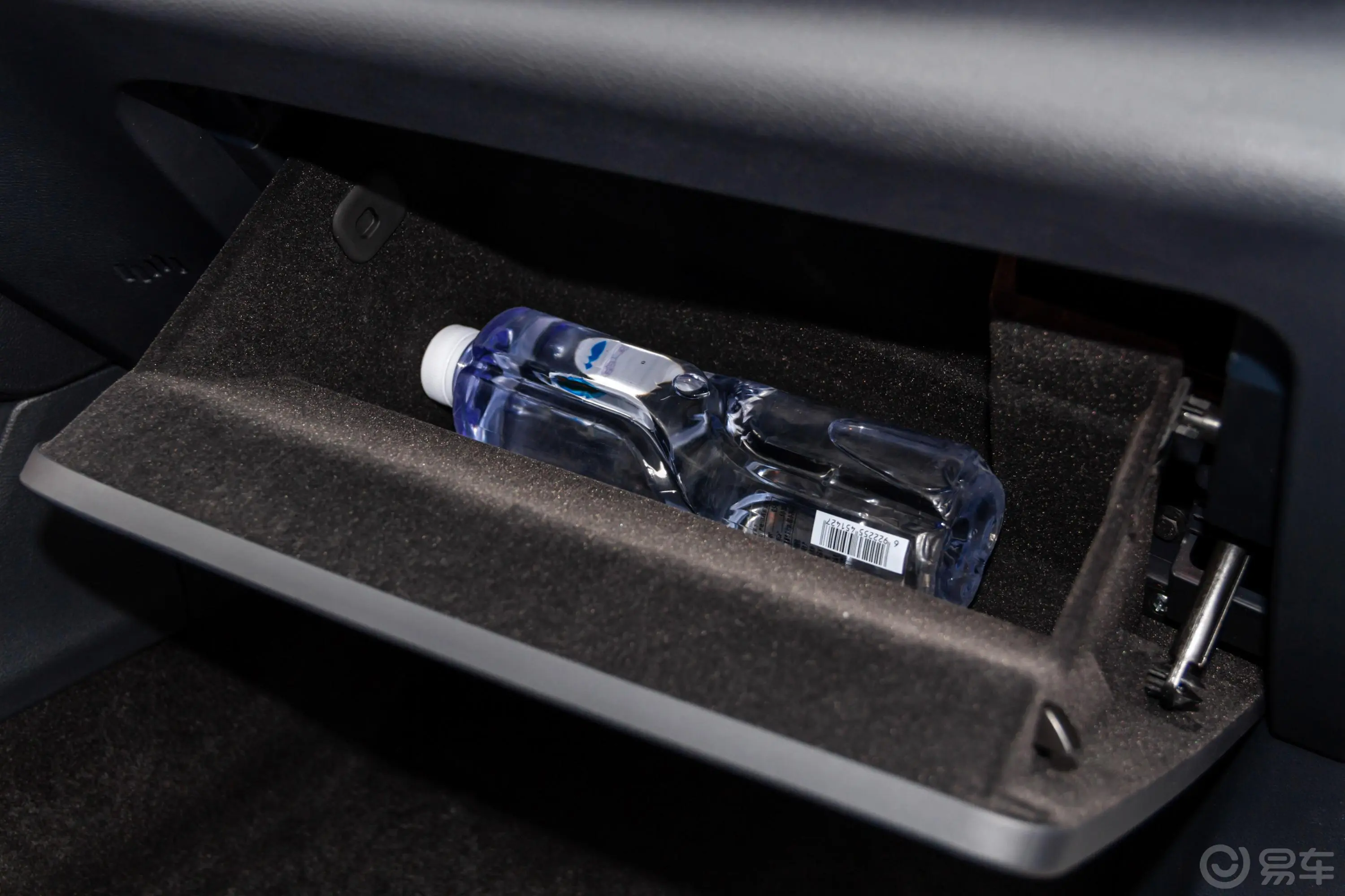 威马EX5EX5 即客行版 475手套箱空间水瓶横置