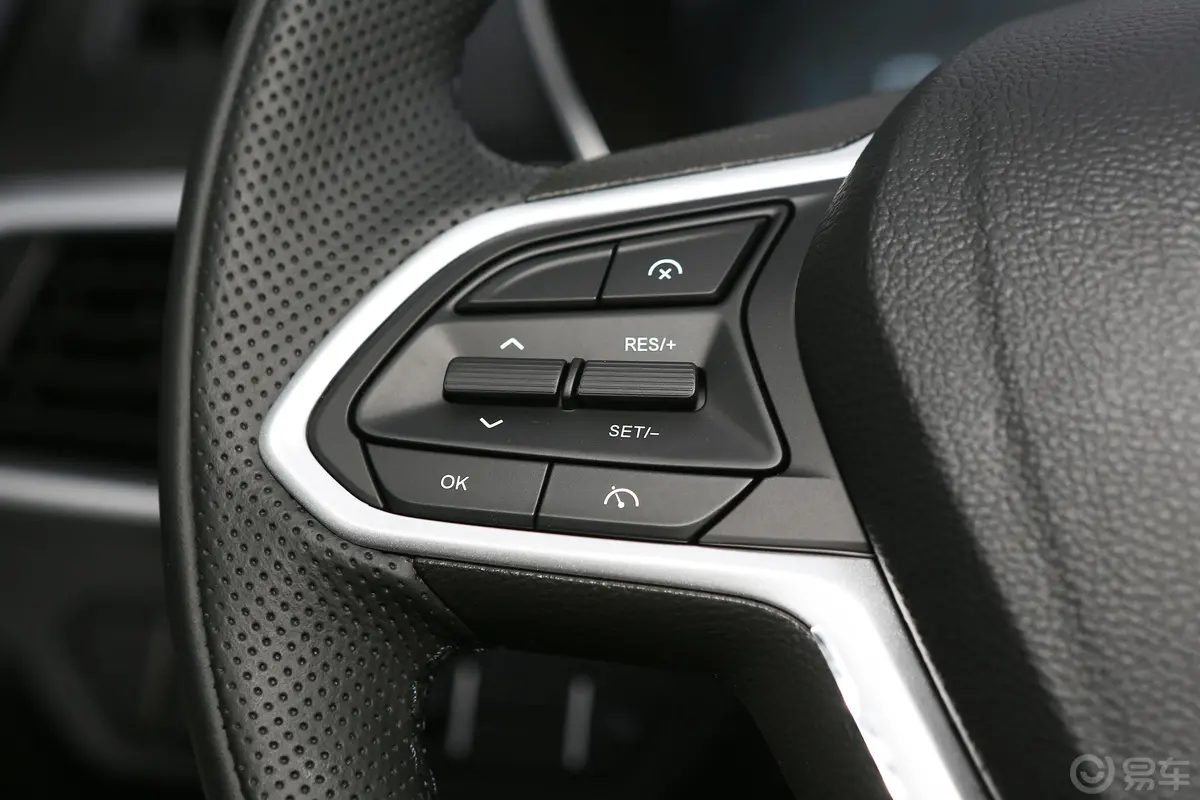 宝骏530全球车周年纪念版 1.5T 手动 尊贵型 7座左侧方向盘功能按键