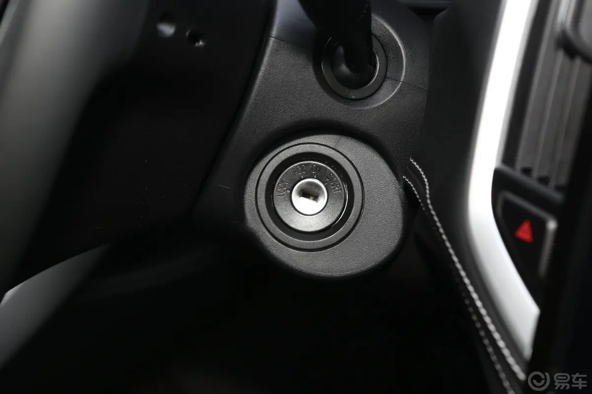 宝骏530全球车周年纪念版 1.5T 手动 尊贵型 7座钥匙孔或一键启动按键