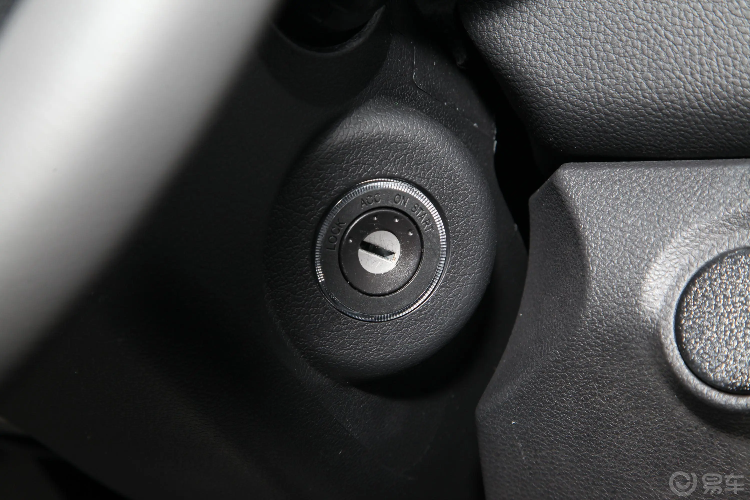 福田征服者32.4L 手动 两驱 标轴低货台 进取型 汽油钥匙孔或一键启动按键