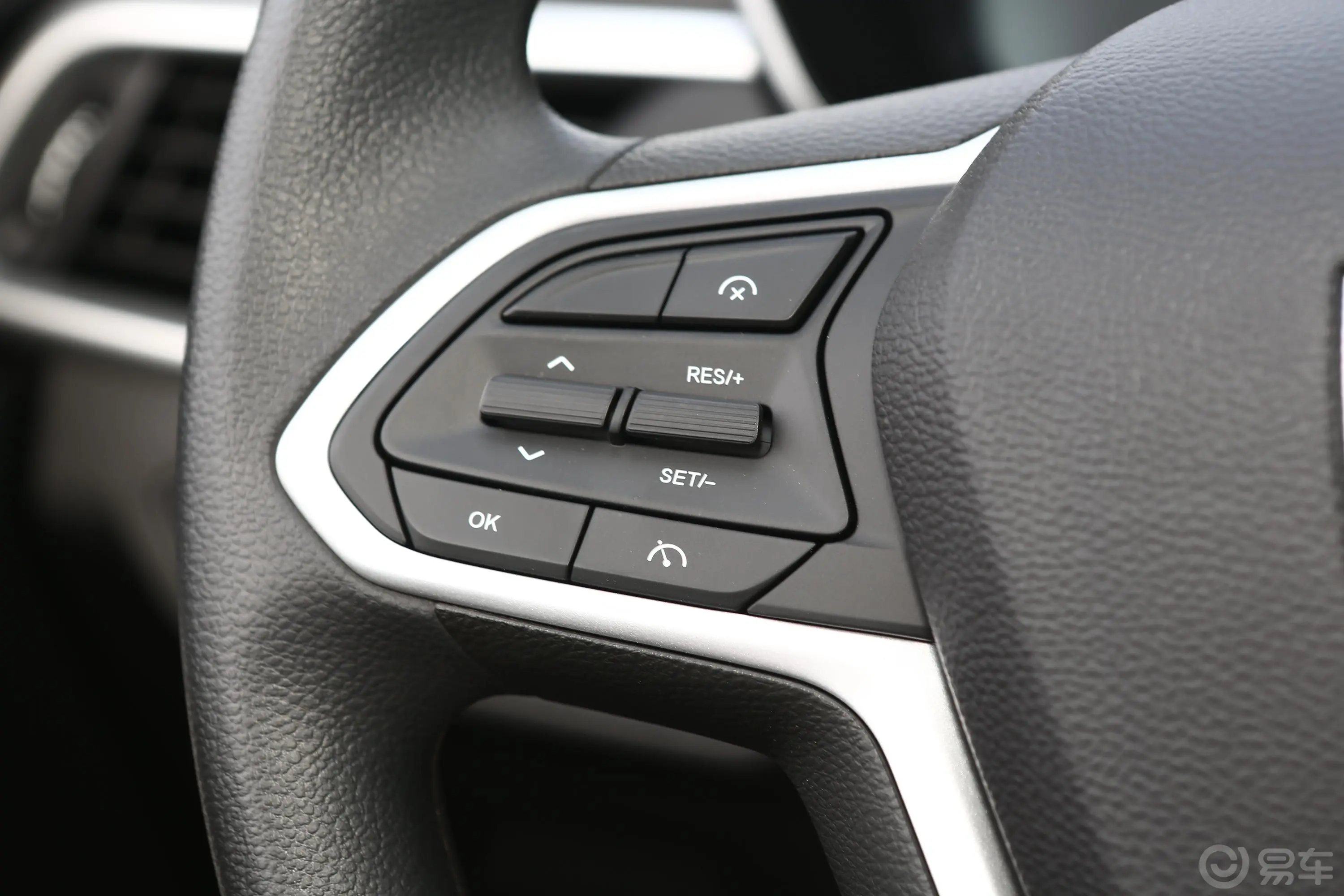 宝骏530全球车周年纪念版 1.5T 手动 豪华型 7座左侧方向盘功能按键