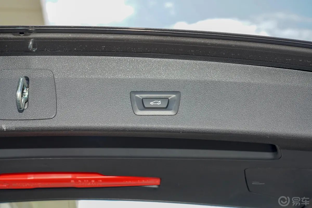 宝马X1sDrive20Li 时尚型电动尾门按键（手动扶手）
