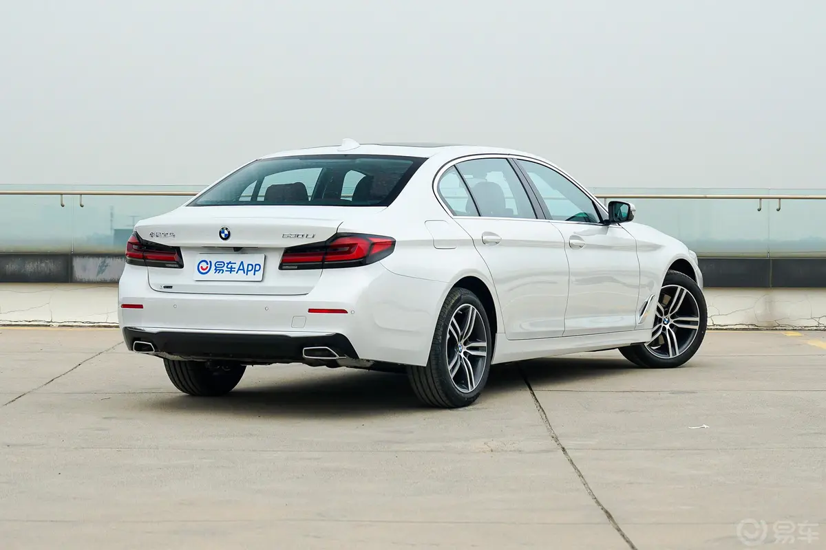 宝马5系530Li xDrive 豪华套装侧后45度车头向右水平