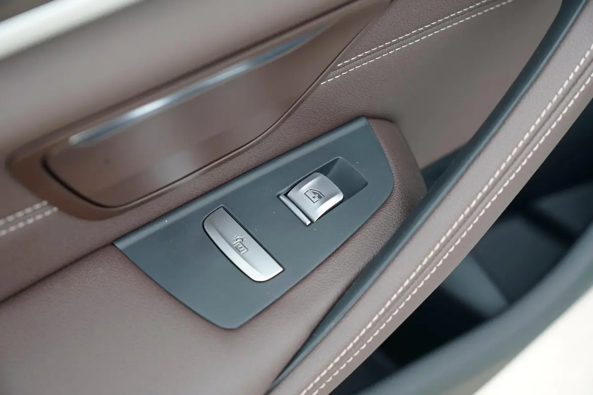 宝马5系530Li xDrive 豪华套装后车窗调节