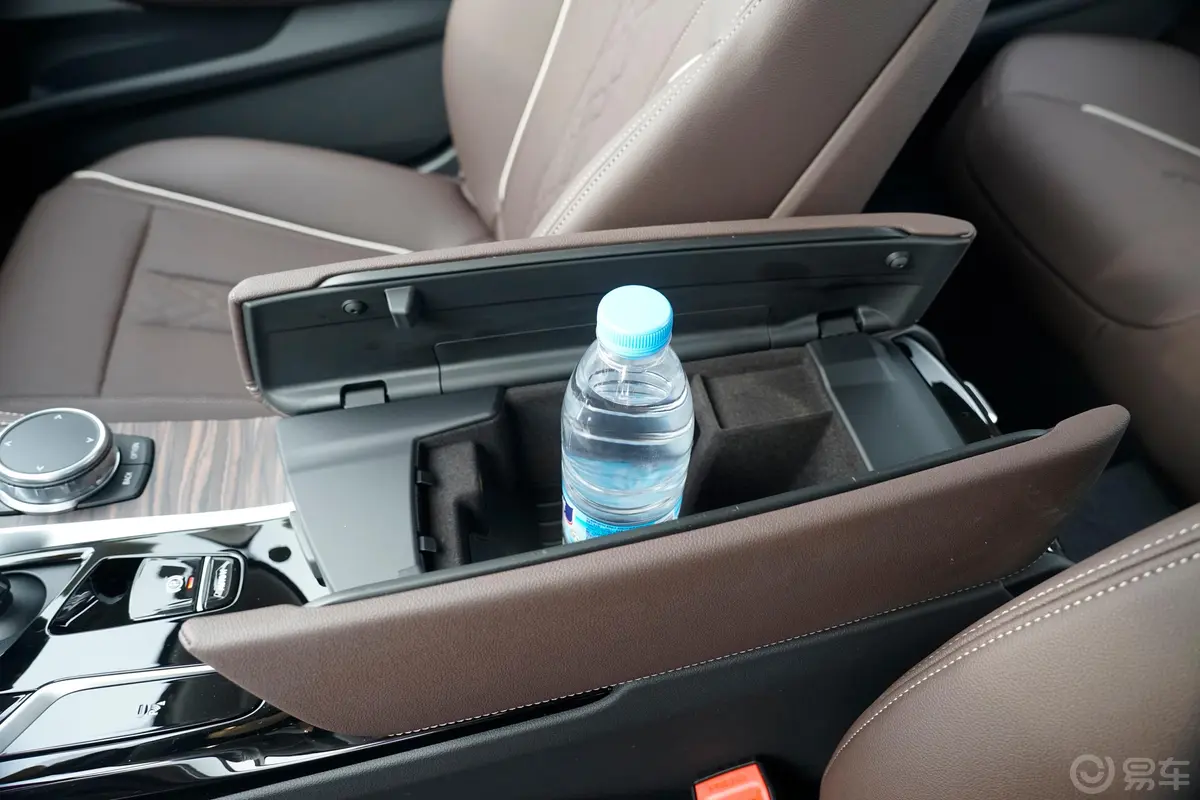 宝马5系530Li xDrive 豪华套装前排扶手箱储物格