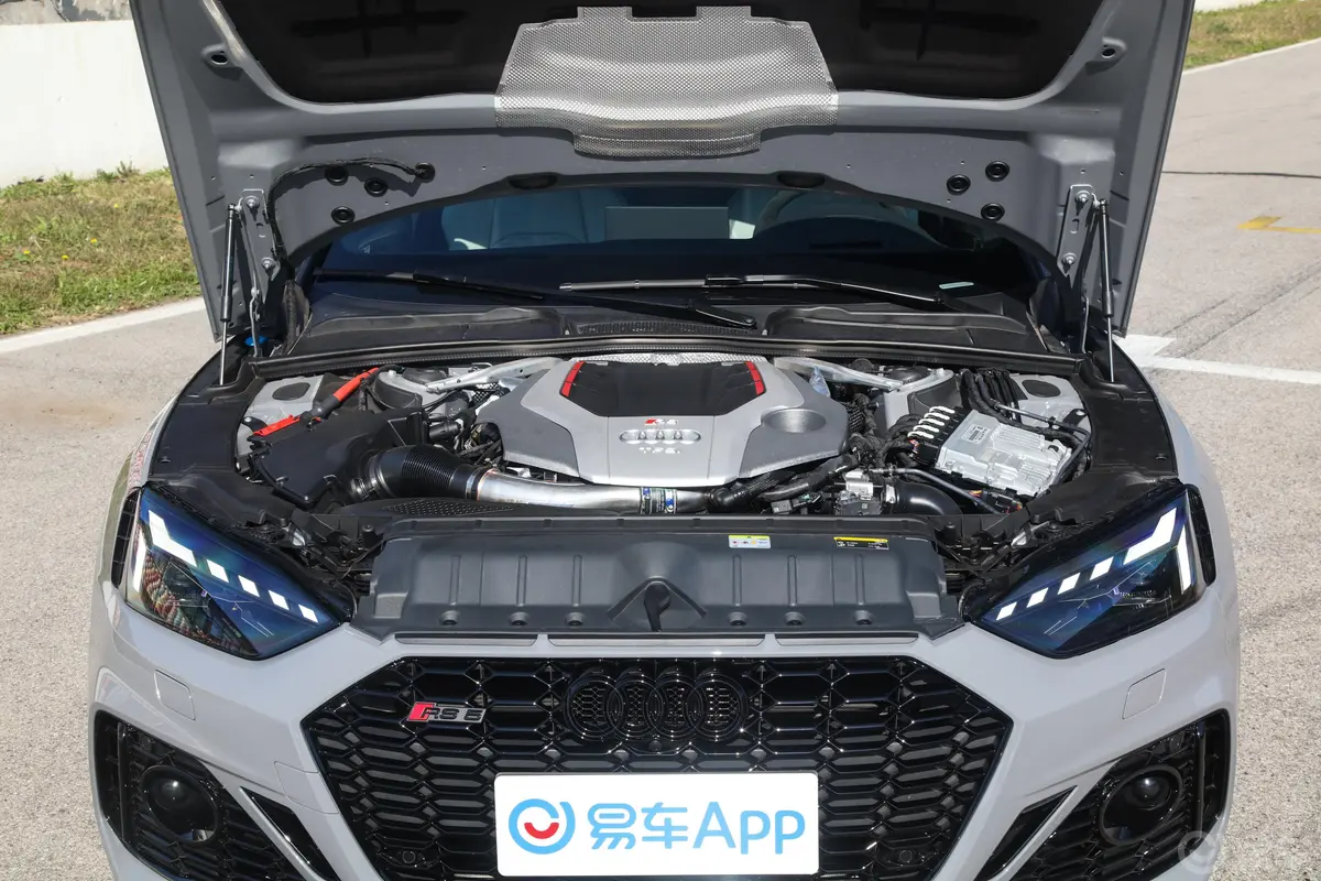 奥迪RS 52.9T Coupe 暗金版发动机舱整体